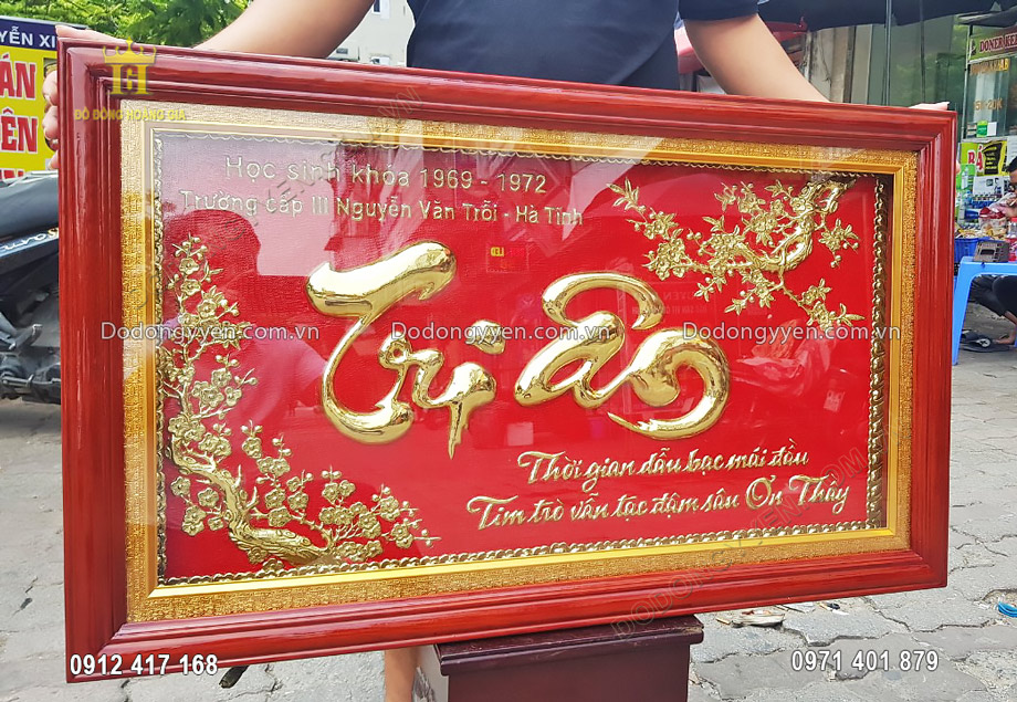 Bức tranh được chế t&aacute;c từ nguy&ecirc;n liệu đồng, bề mặt d&aacute;t v&agrave;ng 24K