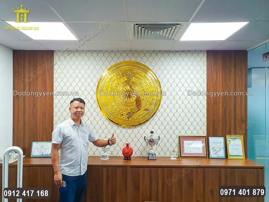 Lắp Mặt Trống Đồng H&igrave;nh Bản Đồ Mạ V&agrave;ng 24K Tại Tập Đo&agrave;n Dầu Kh&iacute; Việt Nam