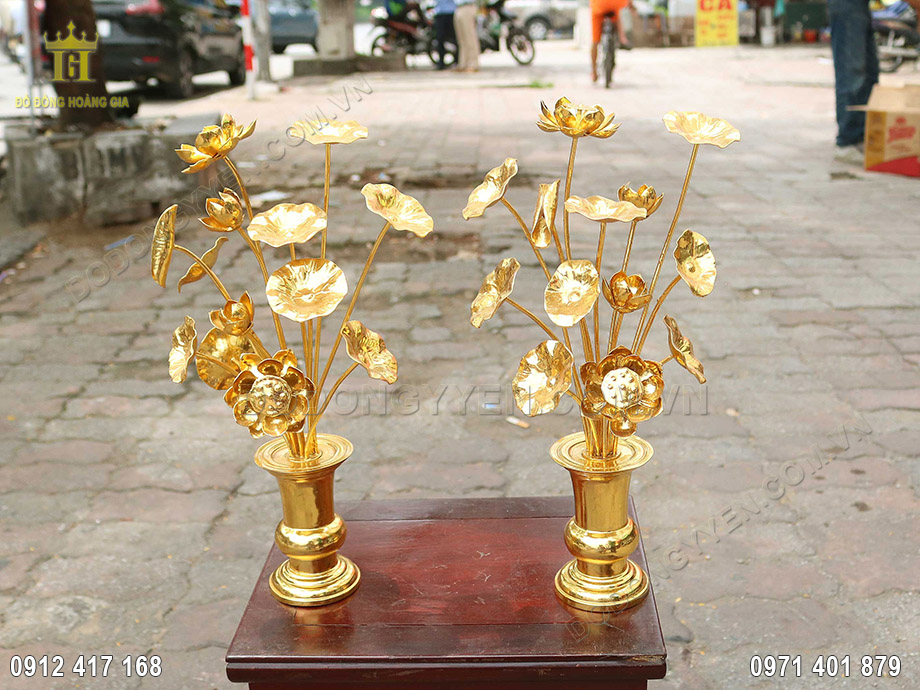 Lọ hoa sen d&oacute; &yacute; nghĩa biểu tượng đẹp trong văn h&oacute;a thờ c&uacute;ng