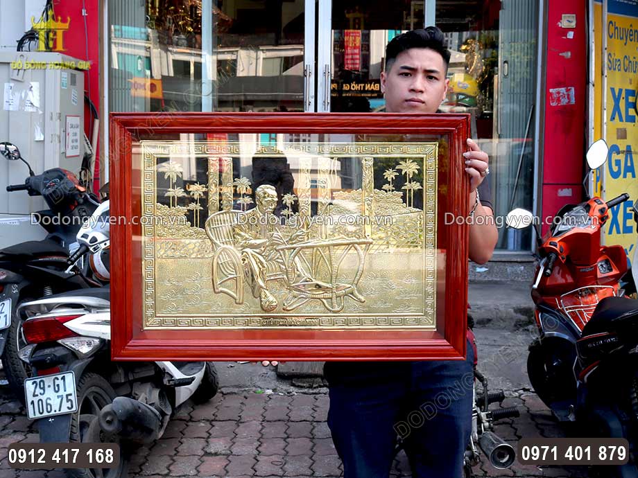 Tranh Bác Hồ Ngồi Ghế Mây Làm Việc Bằng Đồng Vàng Tuyệt Đẹp
