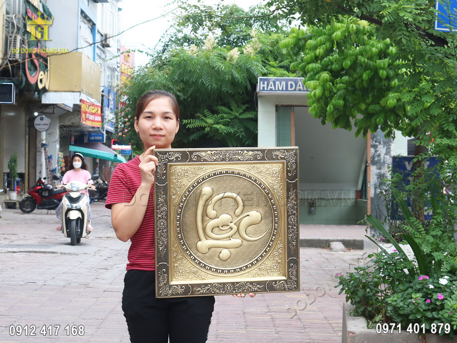 Bức tranh chữ Lộc thư ph&aacute;p được th&uacute;c tr&ecirc;n tấm đồng v&agrave;ng