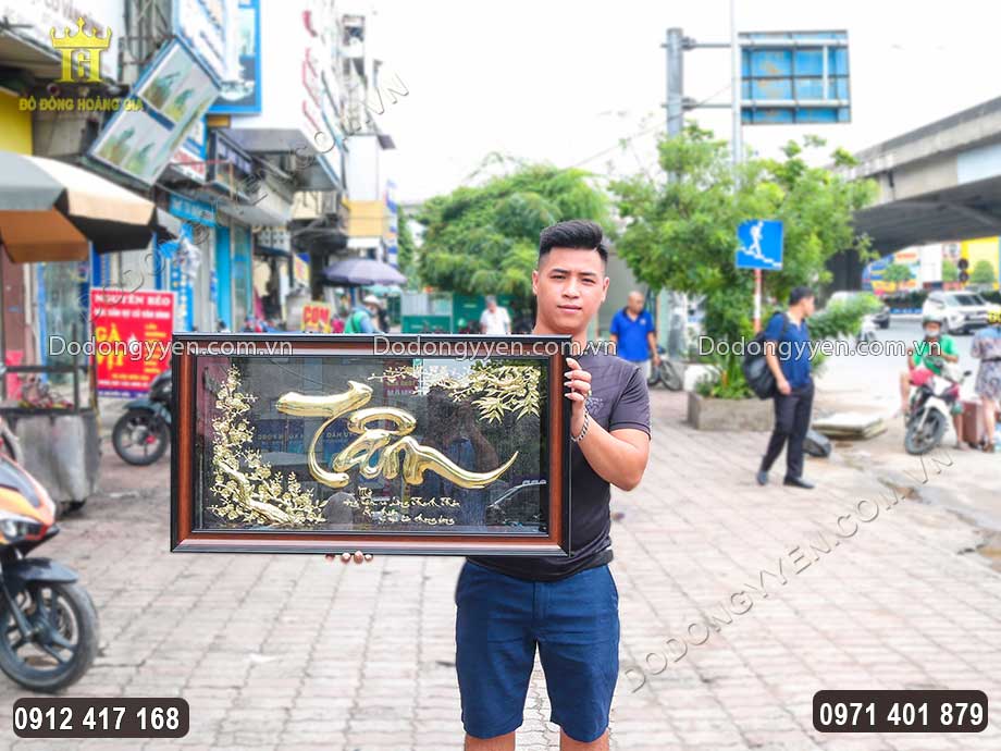 Tranh Chữ T&acirc;m Bằng Đồng V&agrave;ng Nền Đen Đẹp