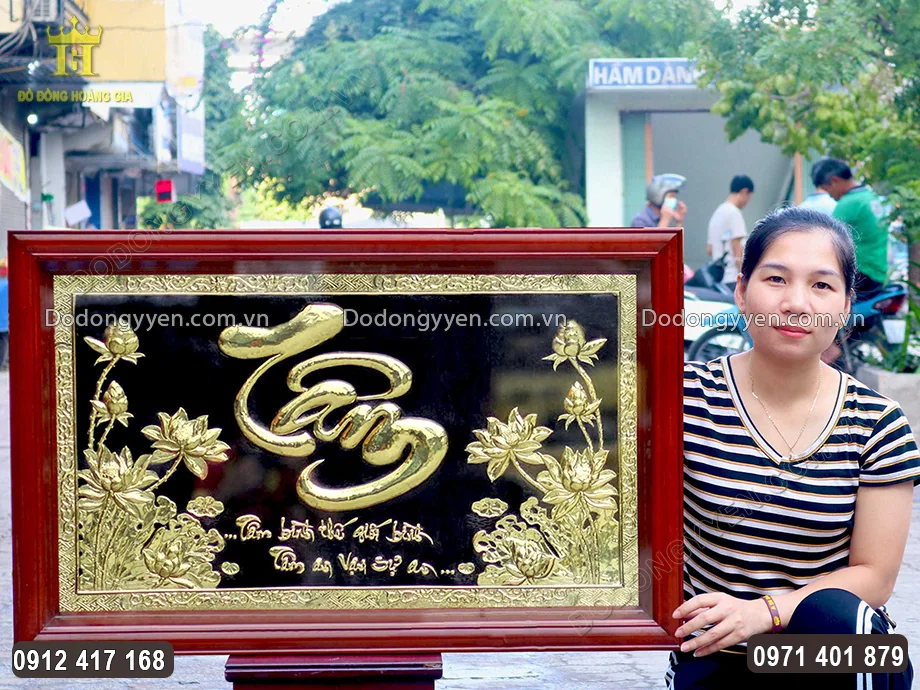 Tranh Chữ T&acirc;m Thư Ph&aacute;p Họa Tiết Hoa Sen Bằng Đồng V&agrave;ng 1M07
