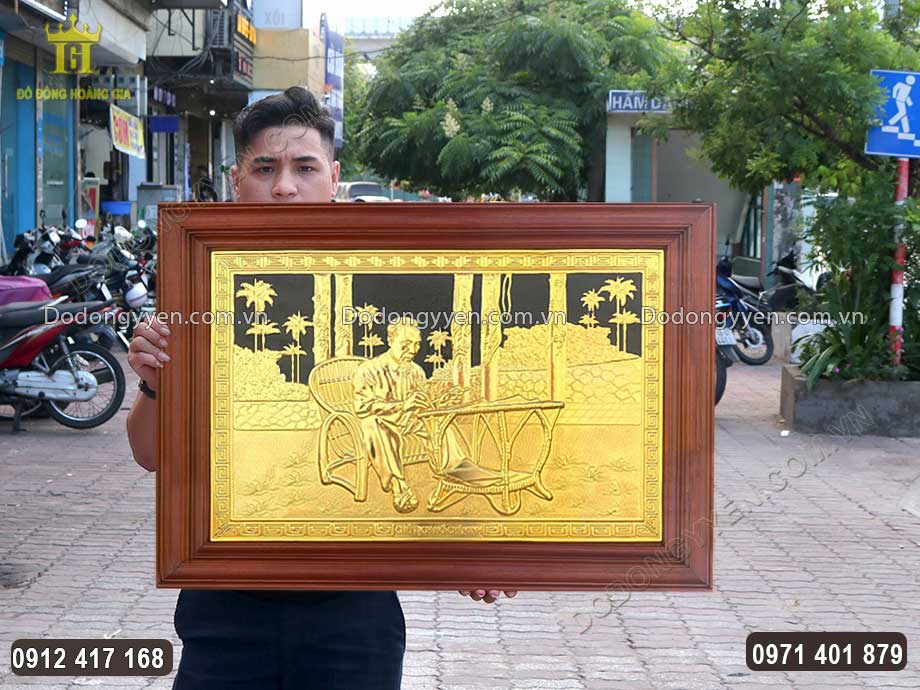 Tranh Đồng B&aacute;c Hồ Ngồi Ghế M&acirc;y L&agrave;m Việc Mạ V&agrave;ng 24K H&agrave;ng Đặt