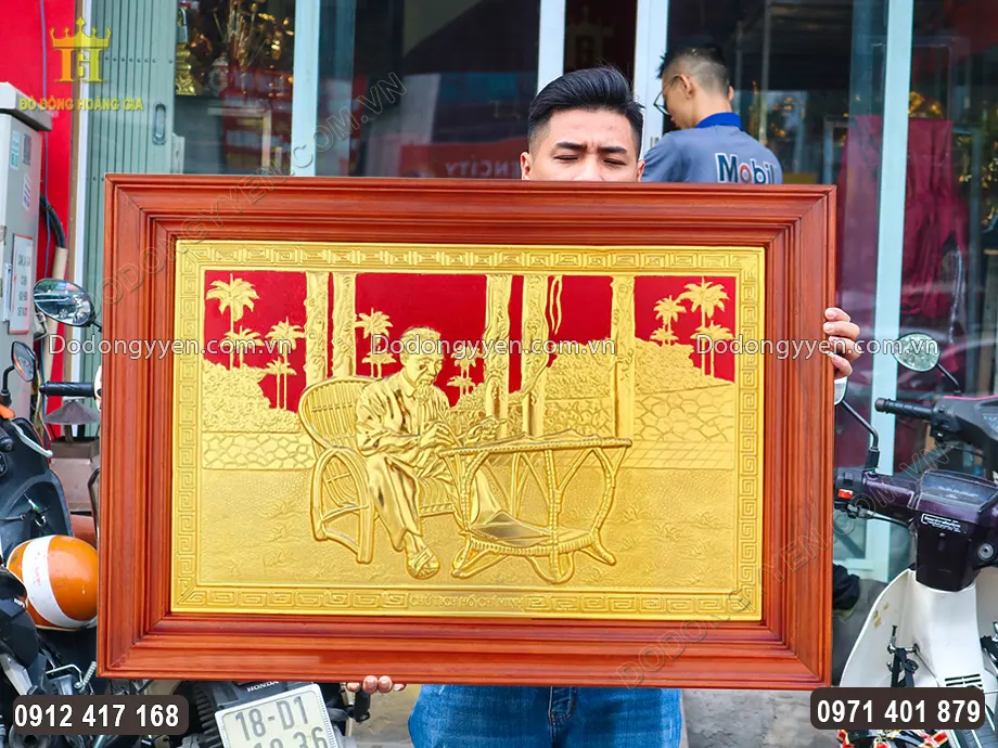 Tranh Đồng B&aacute;c Hồ Ngồi Ghế M&acirc;y L&agrave;m Việc Nền Đỏ Mạ V&agrave;ng 24K