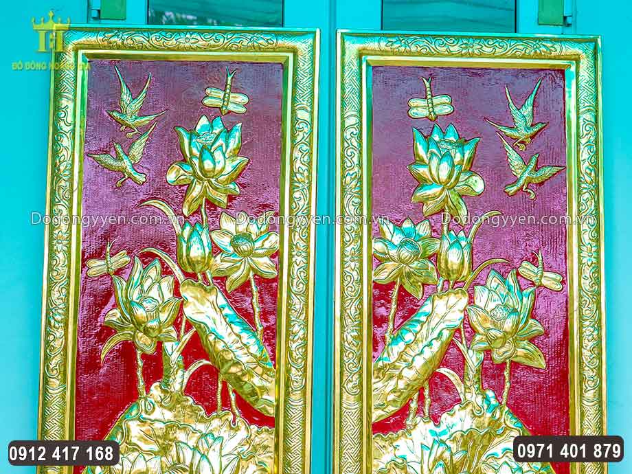 Nổi bật tr&ecirc;n nền đỏ, họa tiết hoa văn được chạm th&uacute;c sắc n&eacute;t