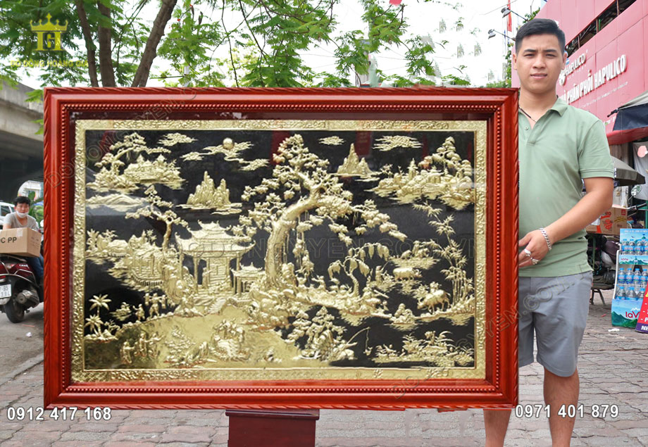 Bức tranh đồng qu&ecirc; được chế t&aacute;c từ nguy&ecirc;n liệu đồng v&agrave;ng tấm thanh khiết