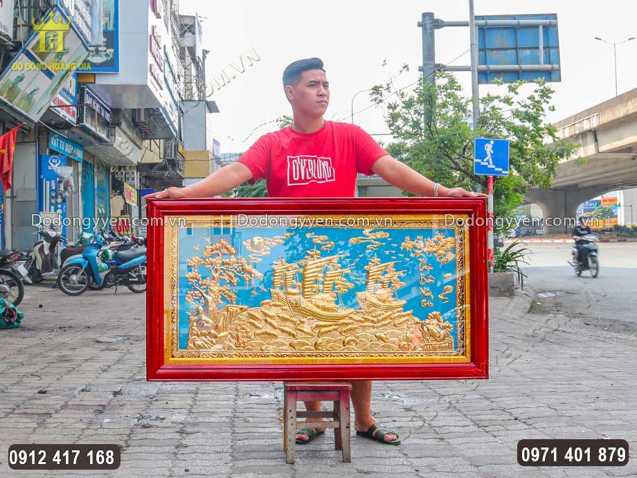 Tranh Đồng Thuận Buồm Xu&ocirc;i Gi&oacute; Mạ V&agrave;ng 24K Nền Xanh
