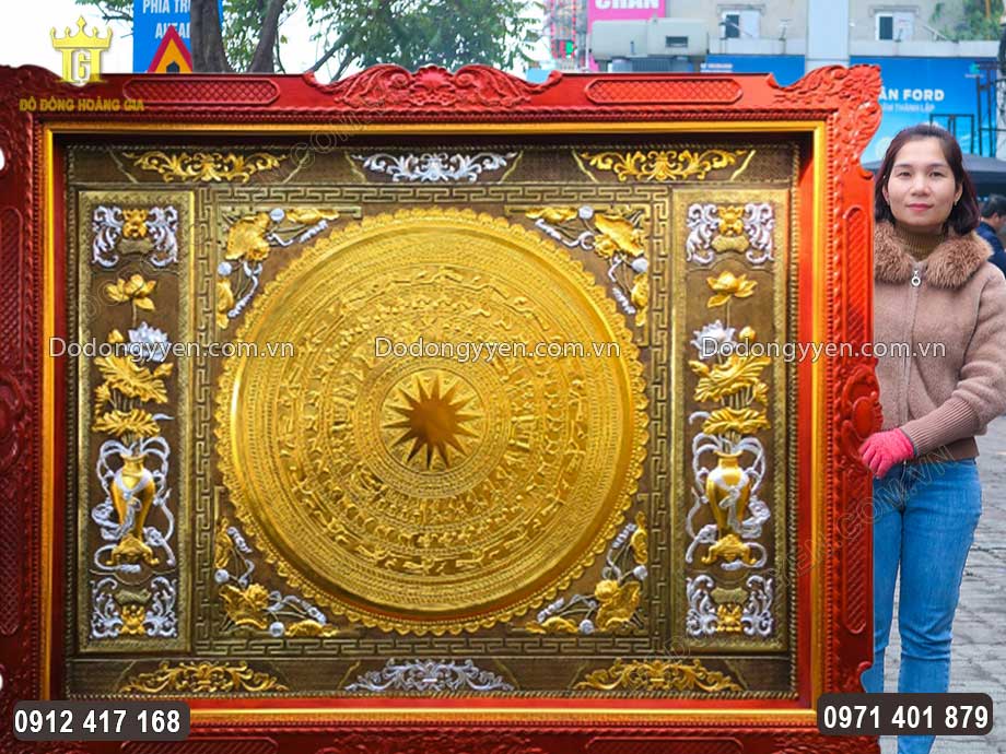 Tranh Mặt Trống Đồng Đôi Lục Bình Thếp Vàng Bạc Khung Gỗ Gõ