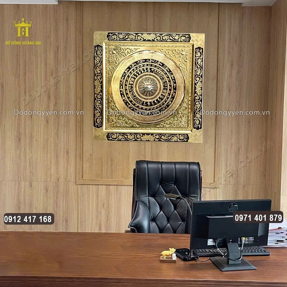 Tranh mặt trống treo tại kh&ocirc;ng gian l&agrave;m việc