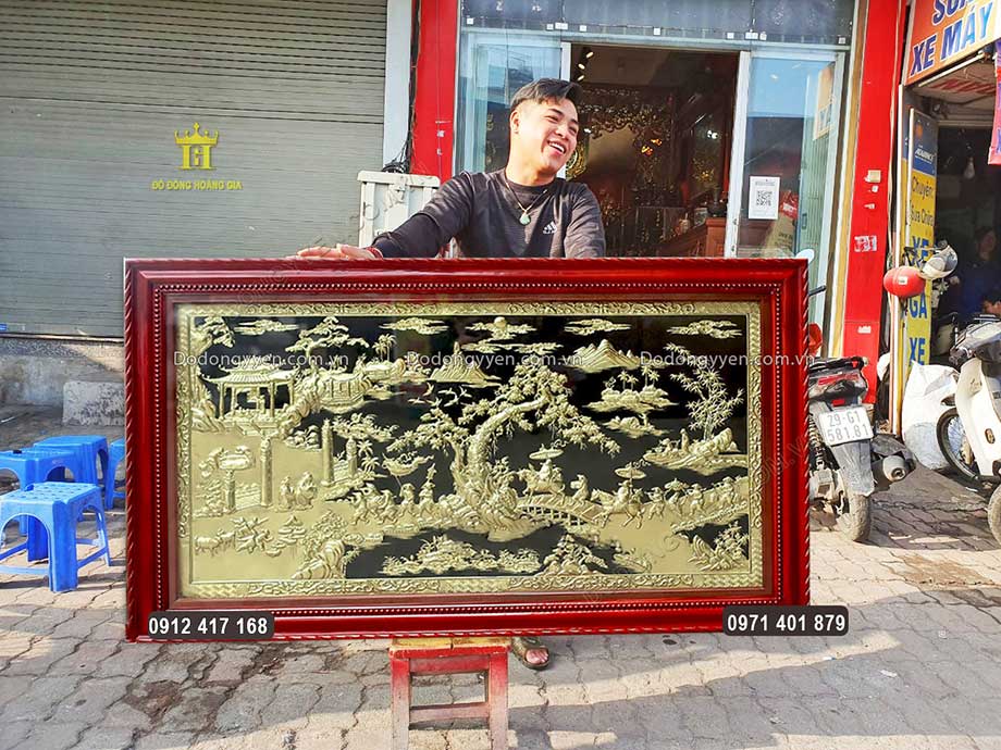 Tranh Vinh Quy B&aacute;i Tổ Bằng Đồng V&agrave;ng Nền Đen 1M46