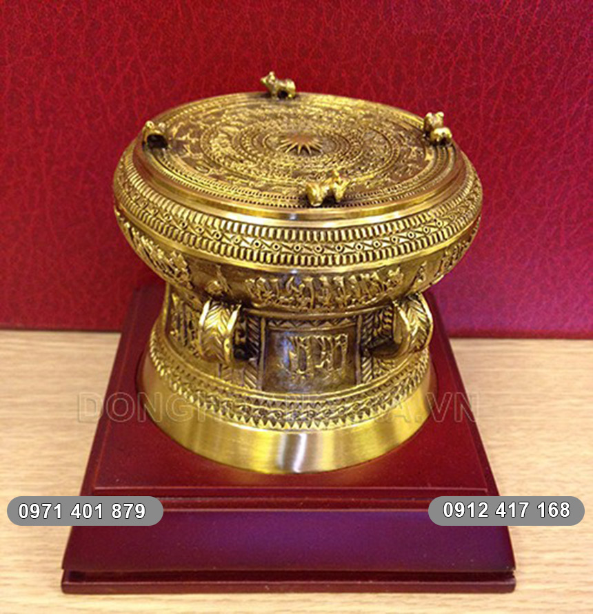 trống đồng mạ v&agrave;ng