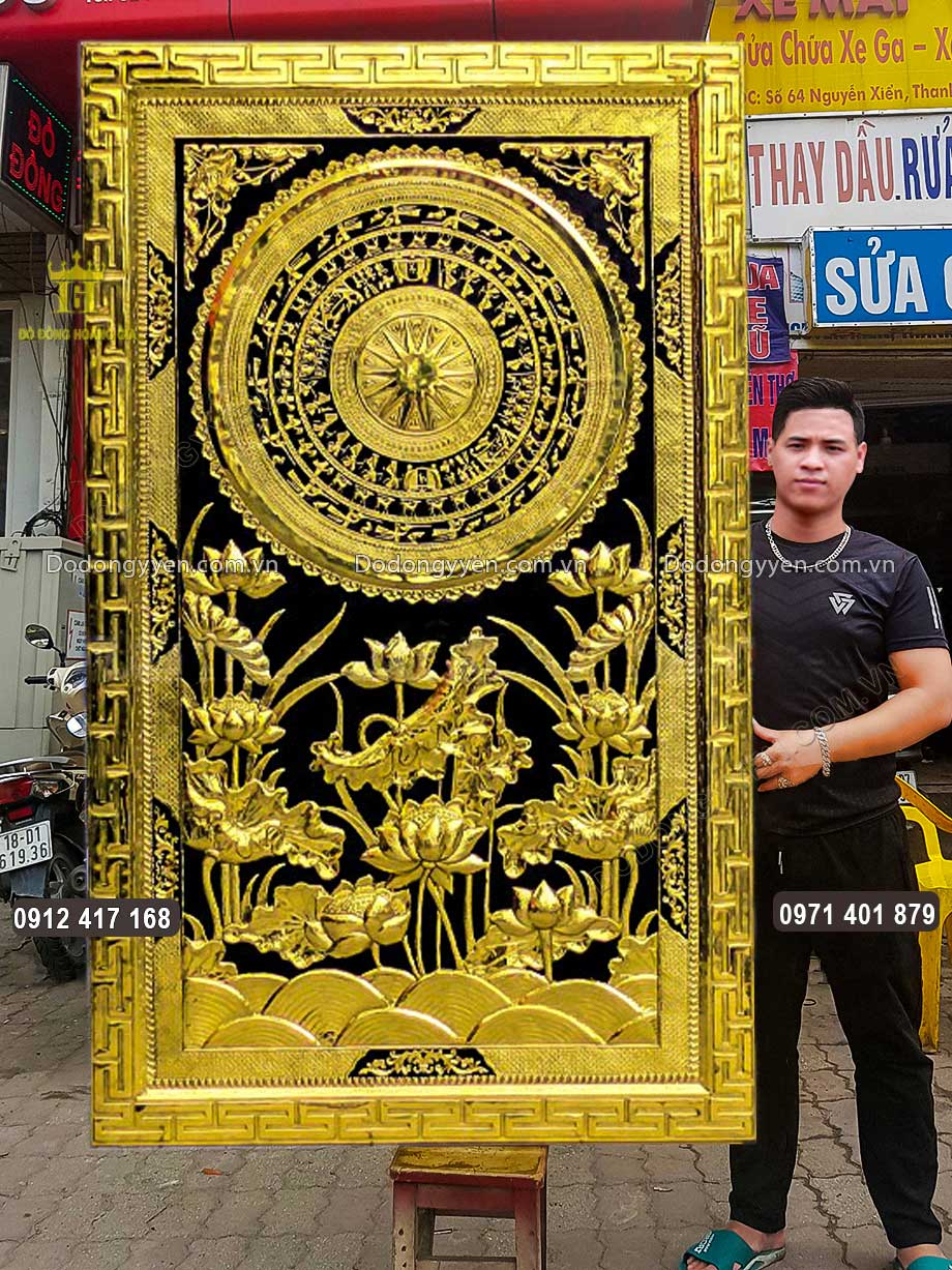 Tranh Mặt Trống Đồng Hoa Sen Khung Liền Đồng Khổ Dọc Mạ V&agrave;ng 24K