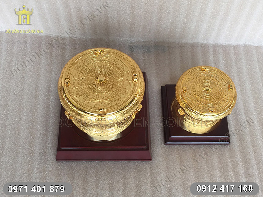 trống đồng mạ v&agrave;ng