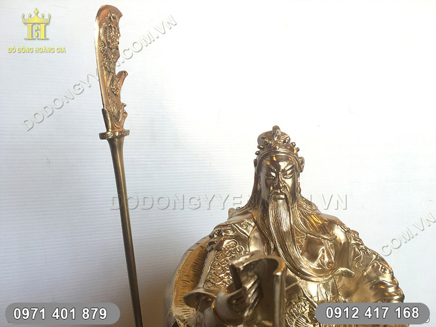 tượng đồng Quan C&ocirc;ng ngồi đọc s&aacute;ch