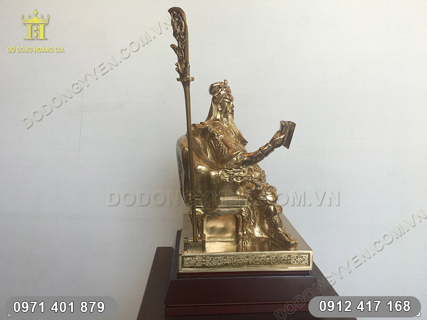 tượng đồng Quan C&ocirc;ng ngồi đọc s&aacute;ch