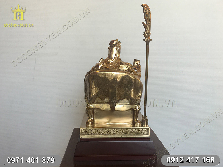 tượng đồng Quan C&ocirc;ng ngồi đọc s&aacute;ch