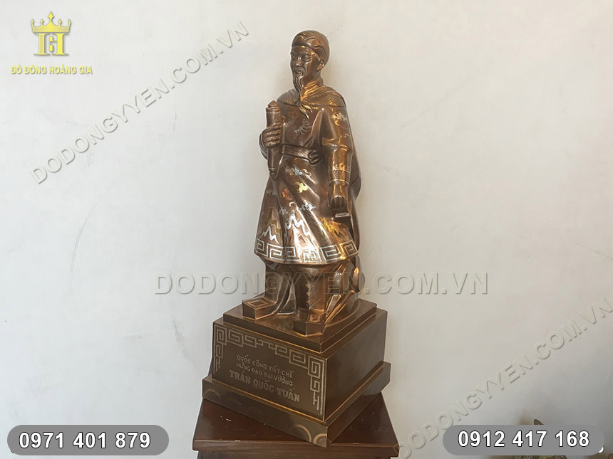 Tượng Trần Quốc Tuấn dội màu Tượng Trần Quốc Tuấn dội màu