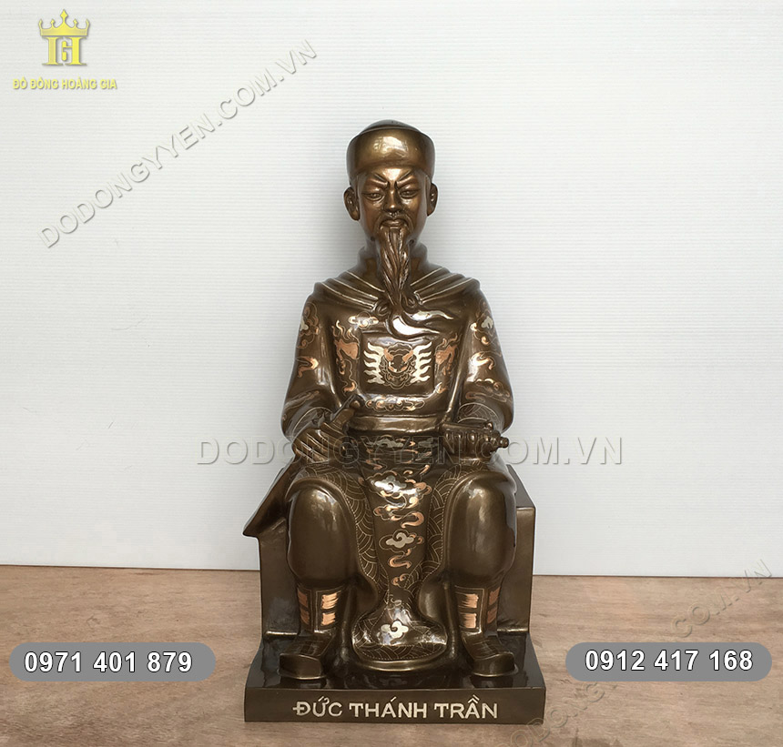 Tượng cụ Trần Quốc Tuấn ngồi ghế Tượng cụ Trần Quốc Tuấn ngồi ghế