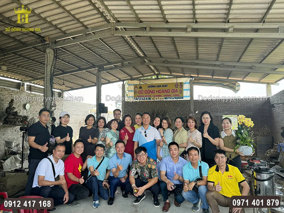 Đ&uacute;c Đồng Ho&agrave;ng Gia Vinh Dự Đ&oacute;n Đo&agrave;n Kh&aacute;ch VIPP Về Tham Quan Xưởng Đ&uacute;c Đồng