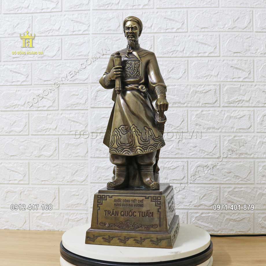 Tượng Trần Hưng Đạo được đ&uacute;c bằng đồng v&agrave;ng nguy&ecirc;n khối
