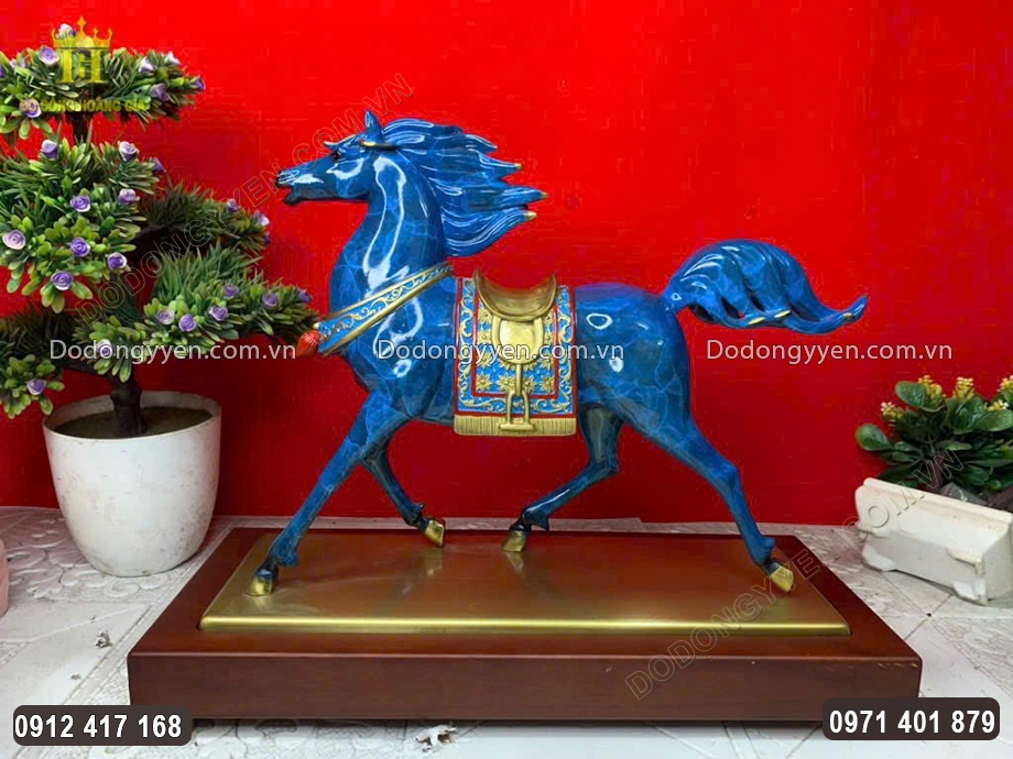 Tượng Ngựa Bằng Đồng V&agrave;ng L&agrave;m M&agrave;u Sang Trọng