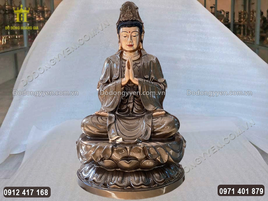 Bức tượng có kích thước lớn, thích hợp đặt trong không gian rộng rãi
