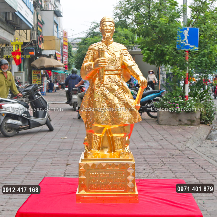 Pho tượng đồng Trần Hưng Đạo d&aacute;t v&agrave;ng 24K được đ&uacute;c ho&agrave;n to&agrave;n từ đồng đỏ