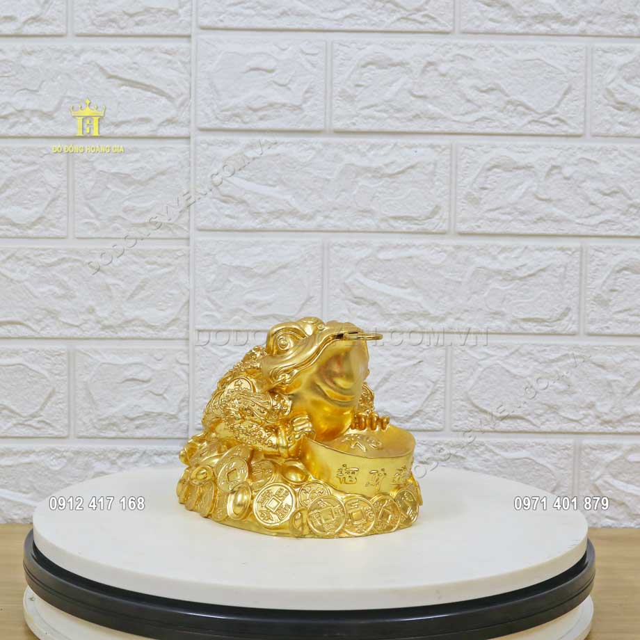 Tượng cóc ngậm tiền được đúc nguyên khối bằng nguyên liệu đồng vàng thanh khiết