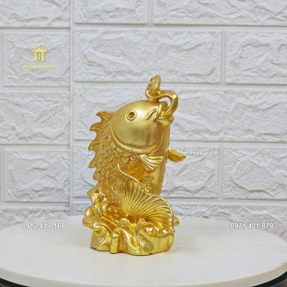 Tượng c&aacute; ch&eacute;p phong thủy được đ&uacute;c ho&agrave;n to&agrave;n từ nguy&ecirc;n liệu đồng v&agrave;ng thanh khiết